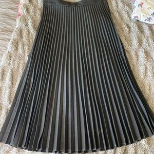 LOFT pleated skirt. Grey size 4. Great condition